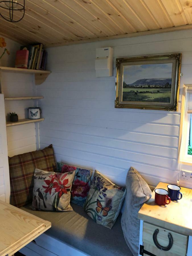 Clydesdale Shepherds Hut Hotel Belfast Exterior photo